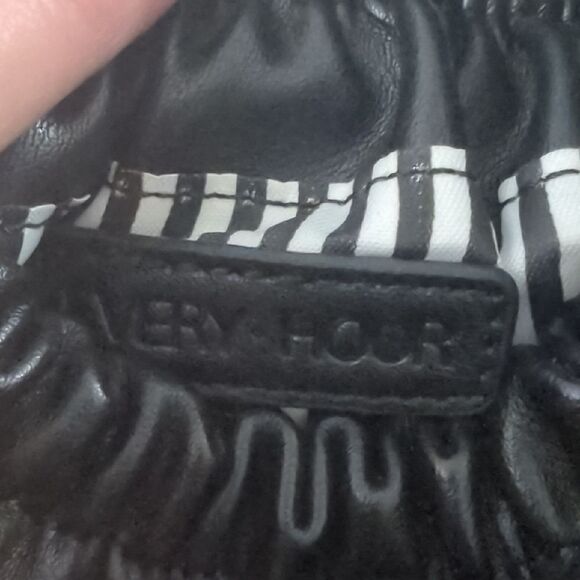 Elegant Black Crossbody Bag with Slouchy Design - Picture 5 of 5